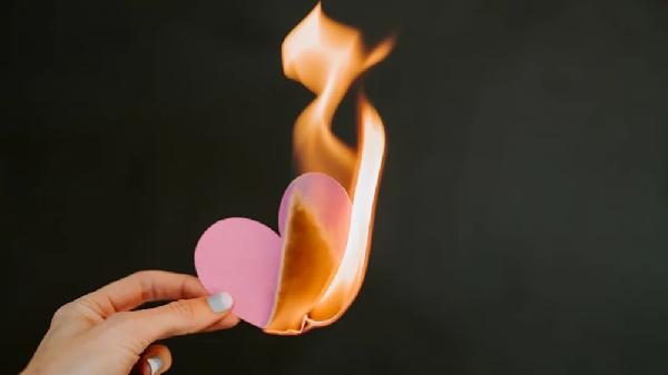 金年会金字招牌在线入口分离后女生挽留男生不为所动(图3)